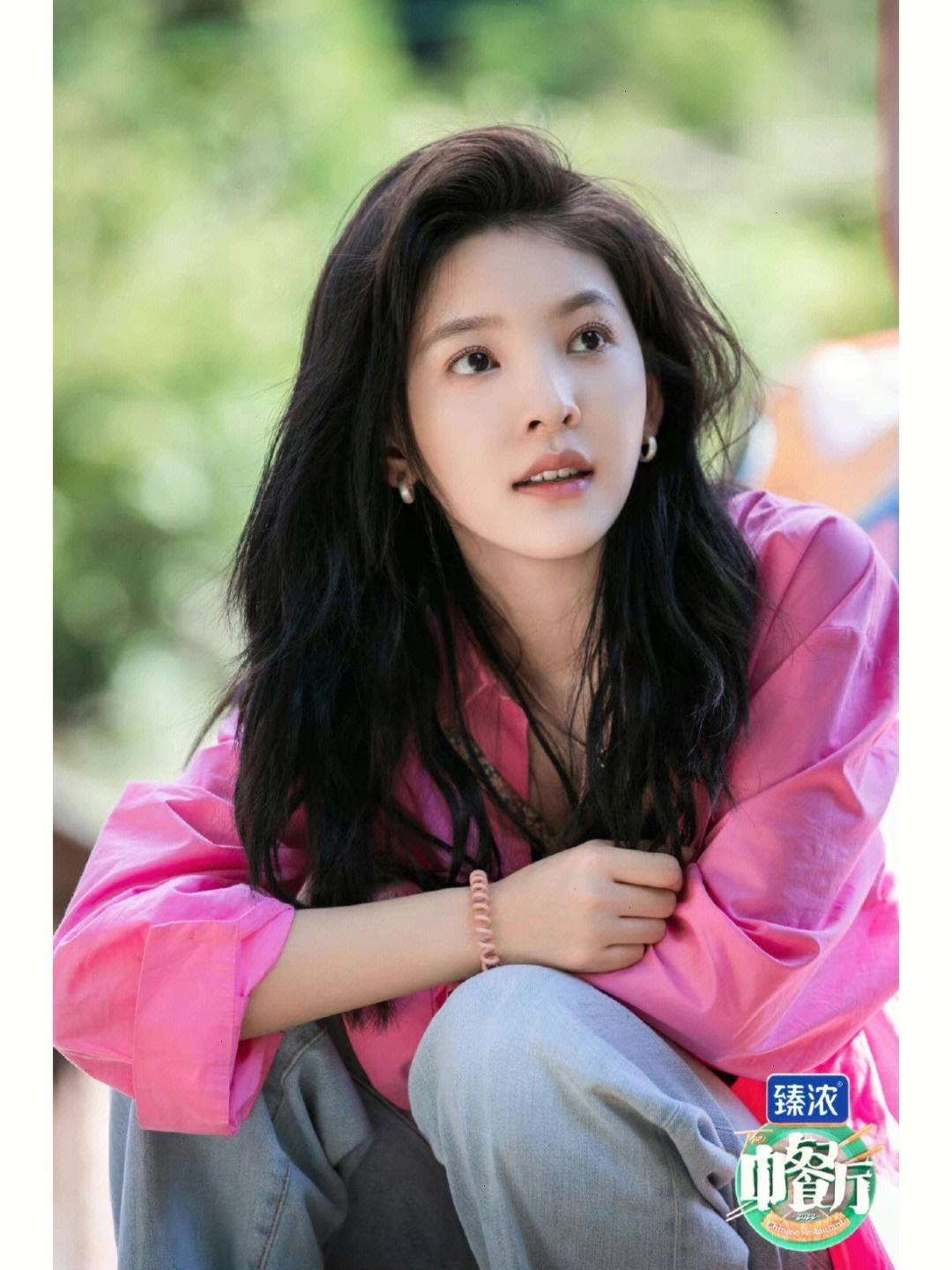 #章若楠叼饼干主打实在#话说玩游戏的章若楠真的认真又实在，小鸡啄米式叼饼干，让人