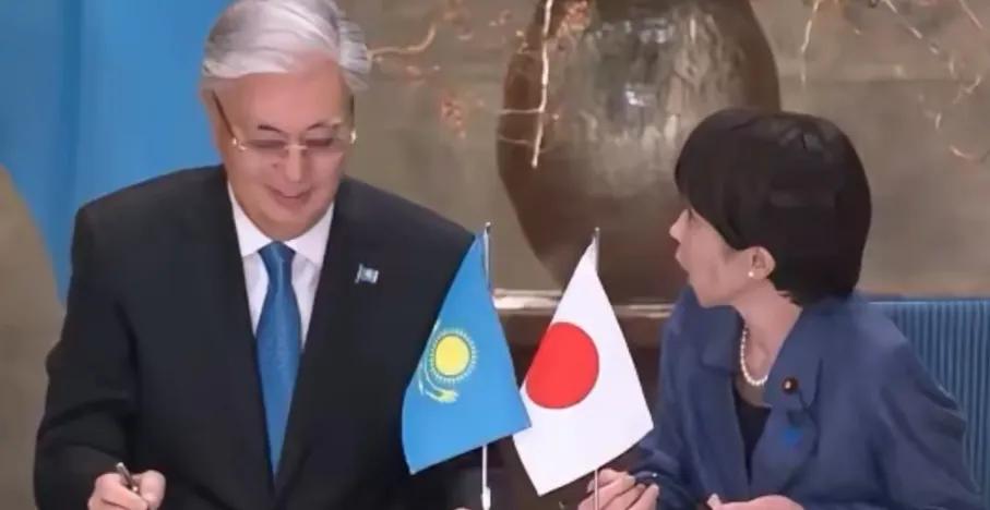 哈萨克斯坦总统托卡耶夫在访问日本演讲中说道：“历史已经证明，全球稳定的形成不仅取