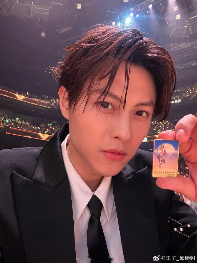 敖犬否认内涵王子 据台媒，敖犬在新视频里提及“老婆最近常常不在家，该不会有別人了