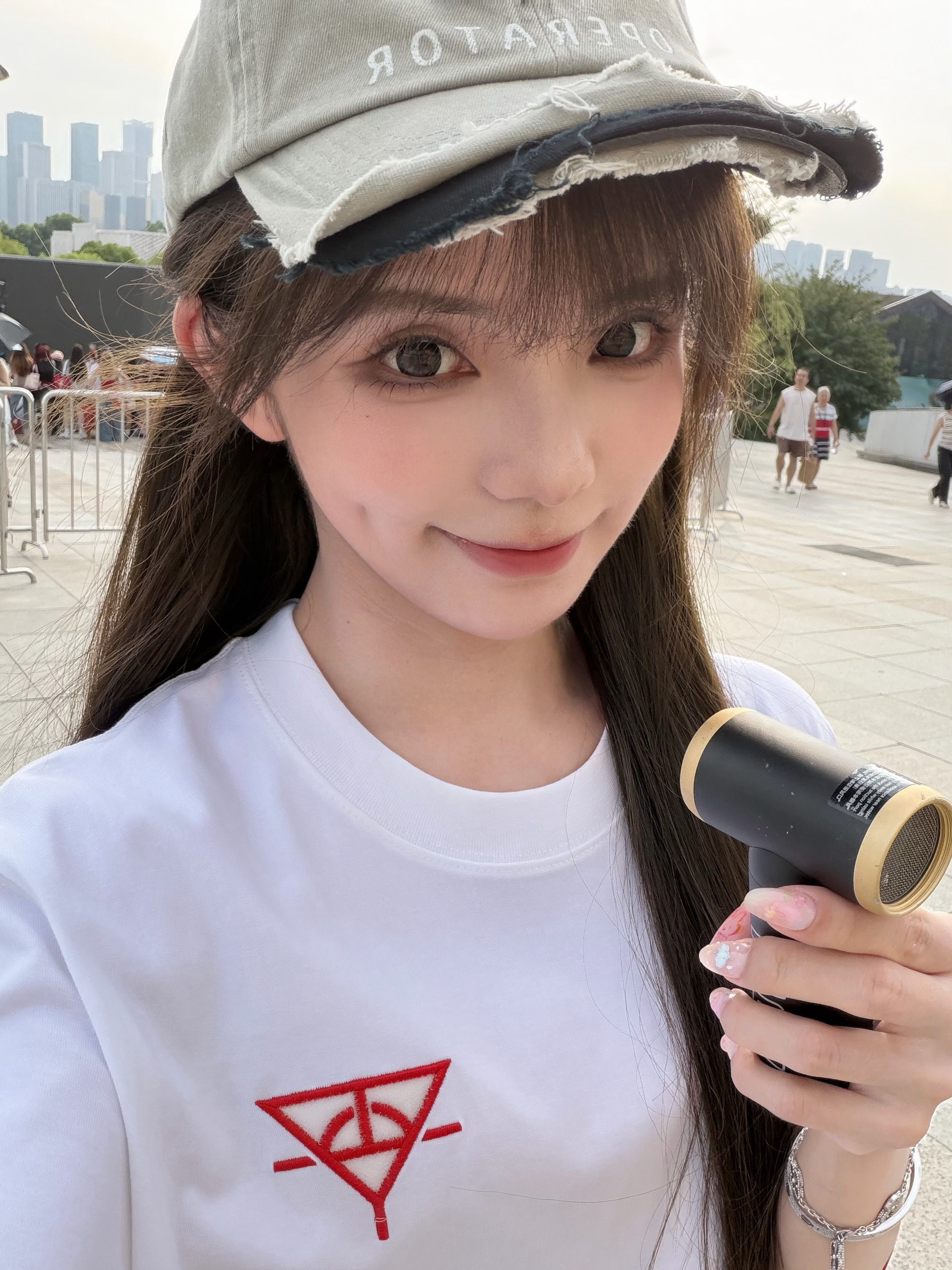 想着昨天降温了 今天刚好带☁️去楼下看路演 结果一出门大太阳 把我们娘俩热晕了 