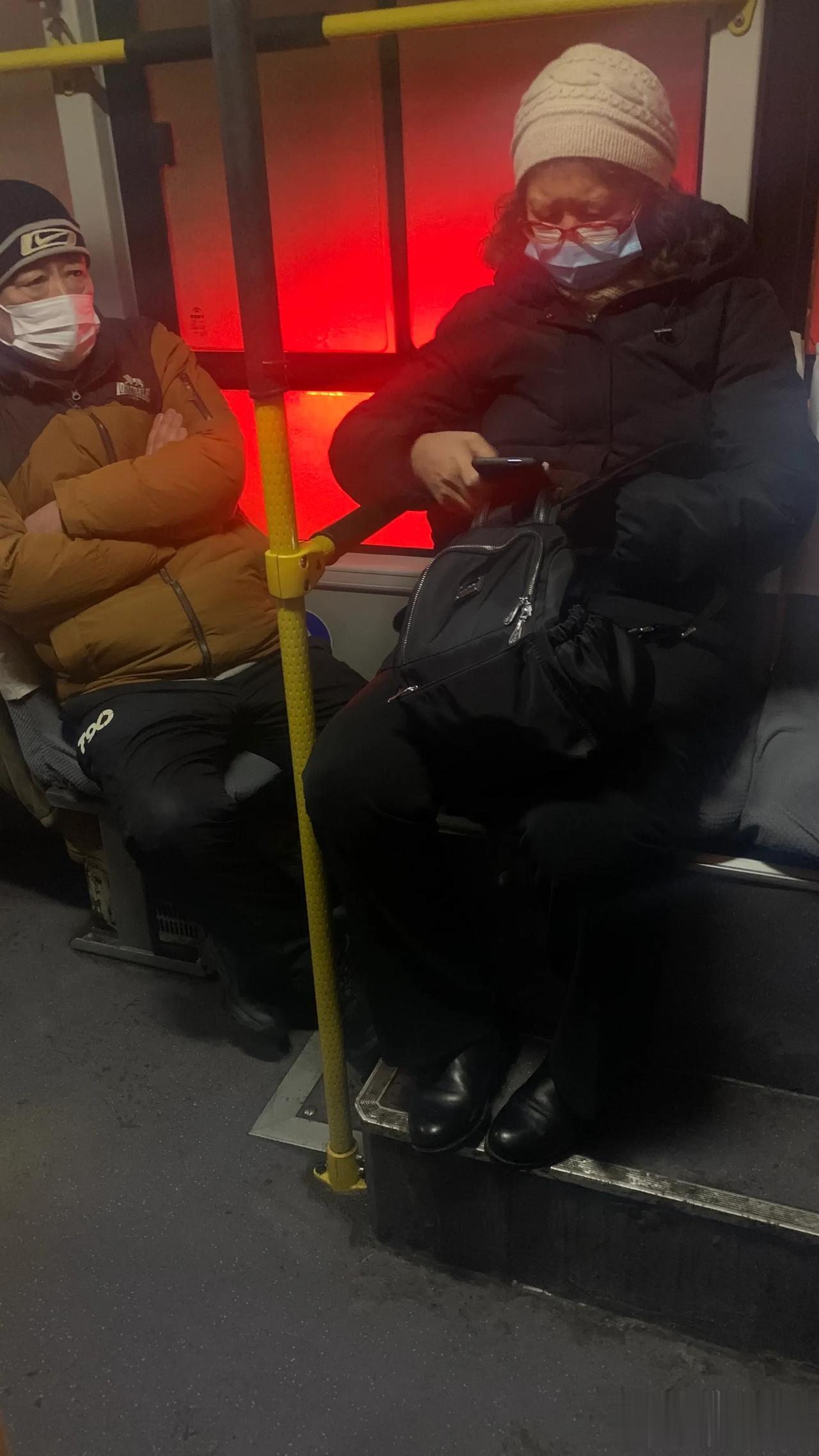 的确是有些冷了，路上行驶的车冒着白白的尾气，你坐在车里感觉不到一丝丝暖意，有的人