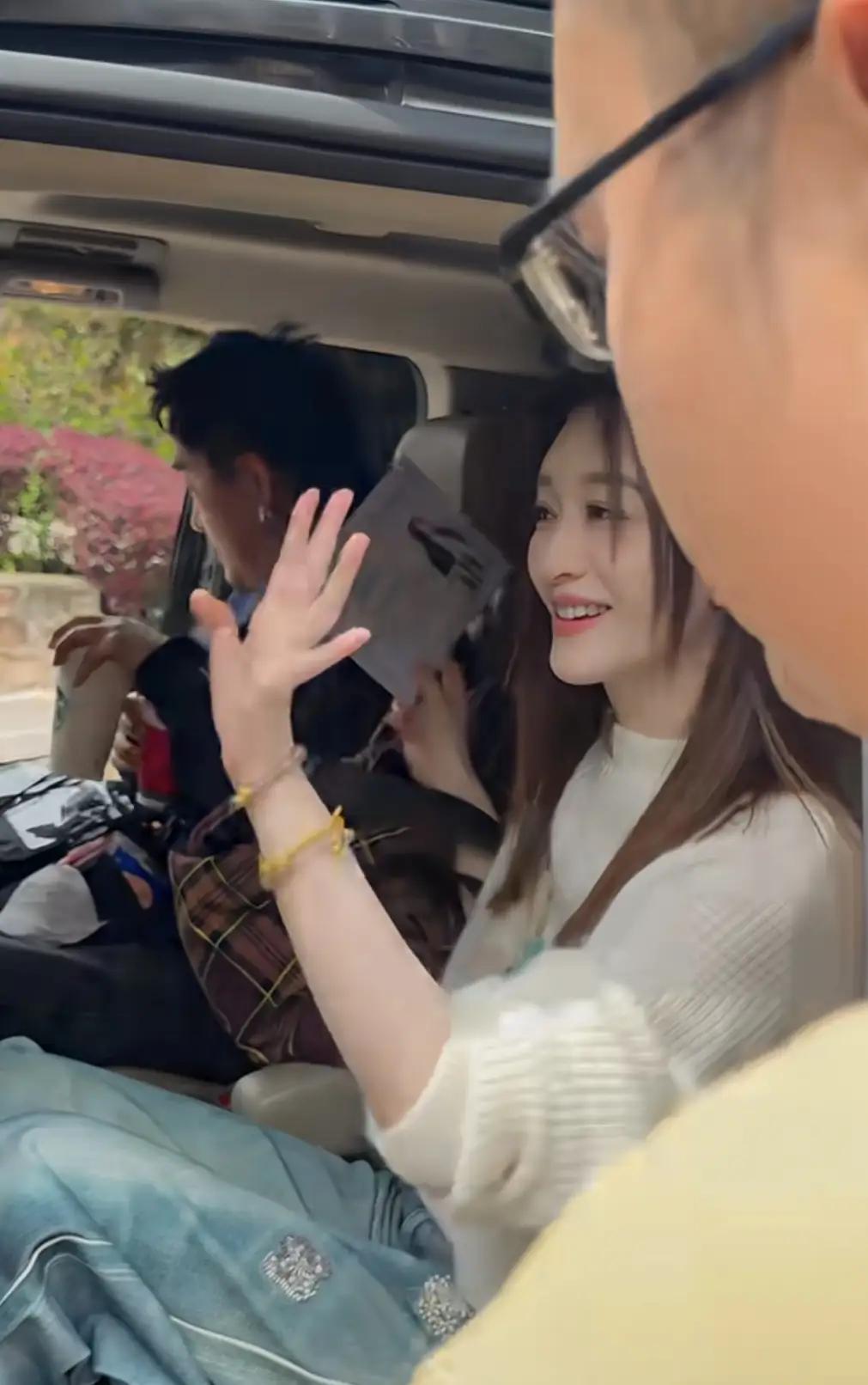 49岁的李小冉端着咖啡走来，那画面简直美炸了！在《乘风2024》舞台上，她一出场