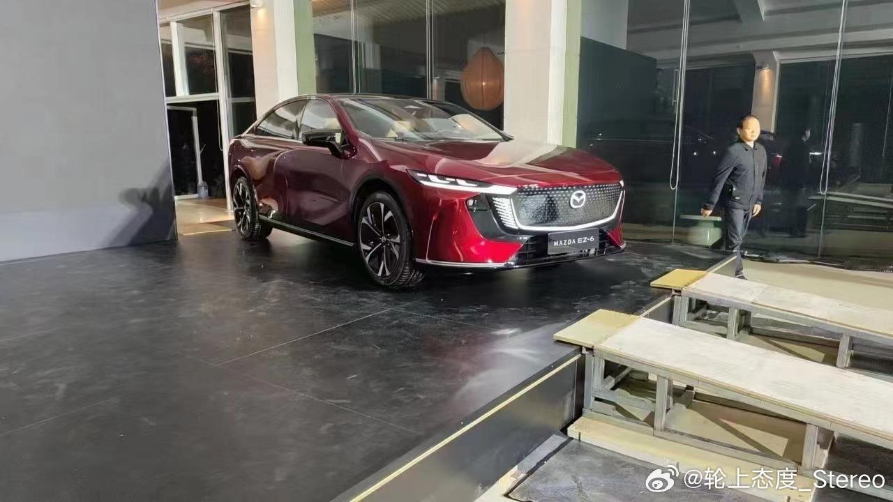 行吧，你们都来一个个问我这个是长安 马自达 EZ-6后驱、电驱动、有沙发和大屏幕