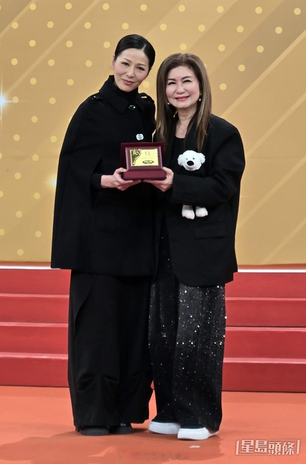 星岛：TVB长期服务暨杰出员工荣誉大奖丨滕丽名“登五”愿再拼十年奖  黎芷珊领3