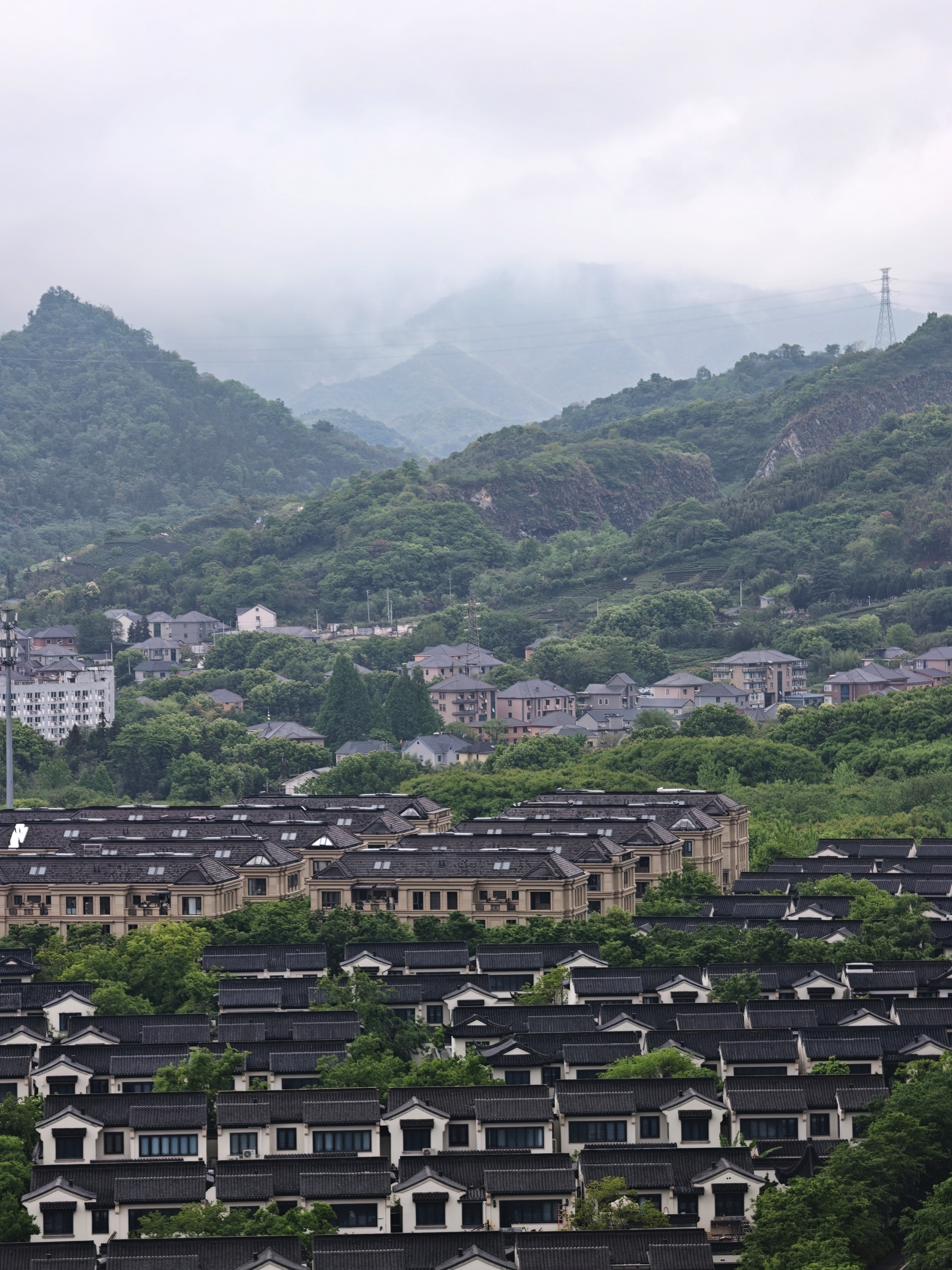 下过雨后，能见度非常高的一天。桃源小镇找了一套视野很好的房子去看了一下，拍了一些
