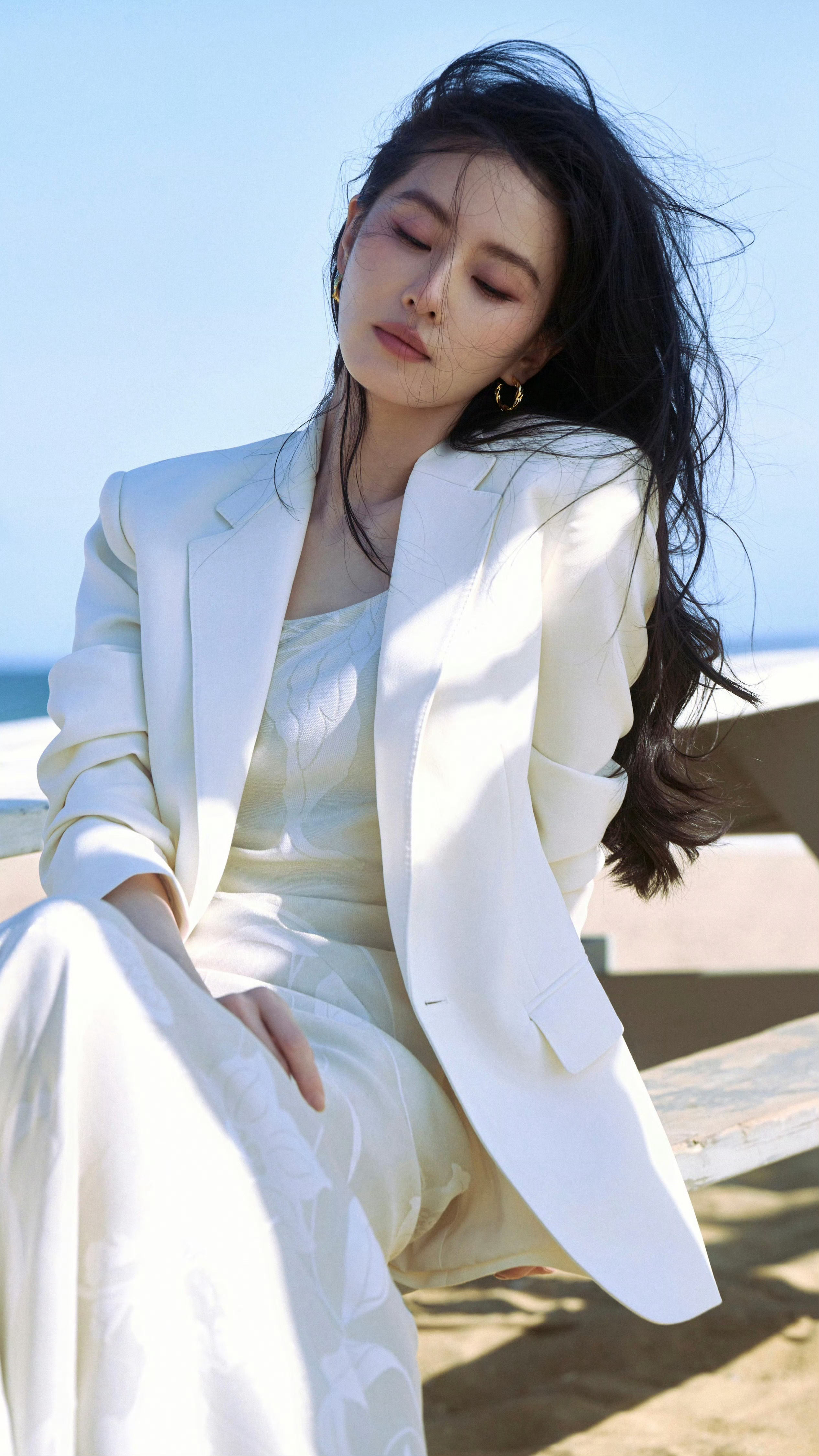 “我相信善良与勇气能冲破冬日阴霾，有风吹过的地方，就有希望，我相信爱”     