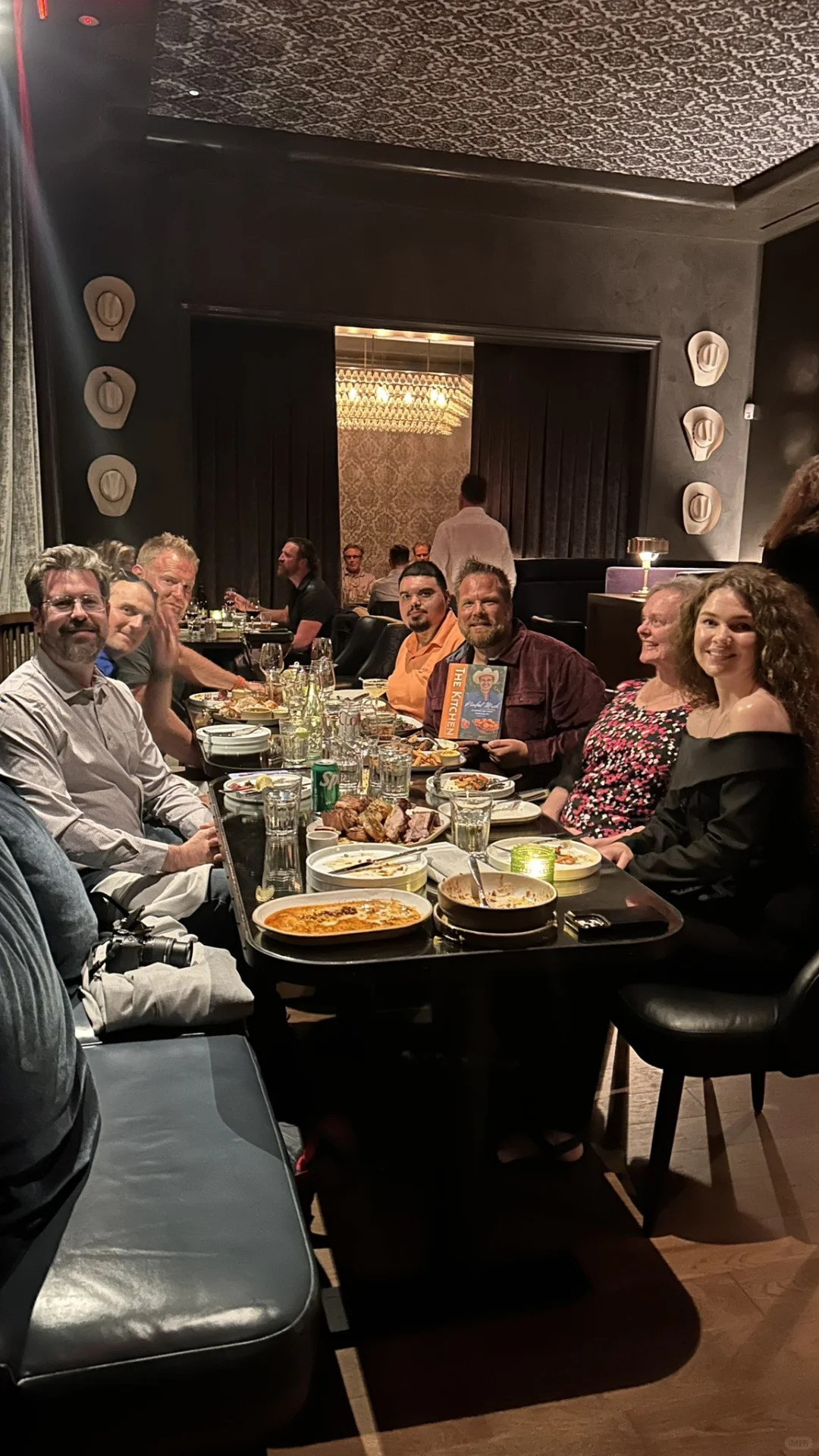 几天前的同一张桌子……