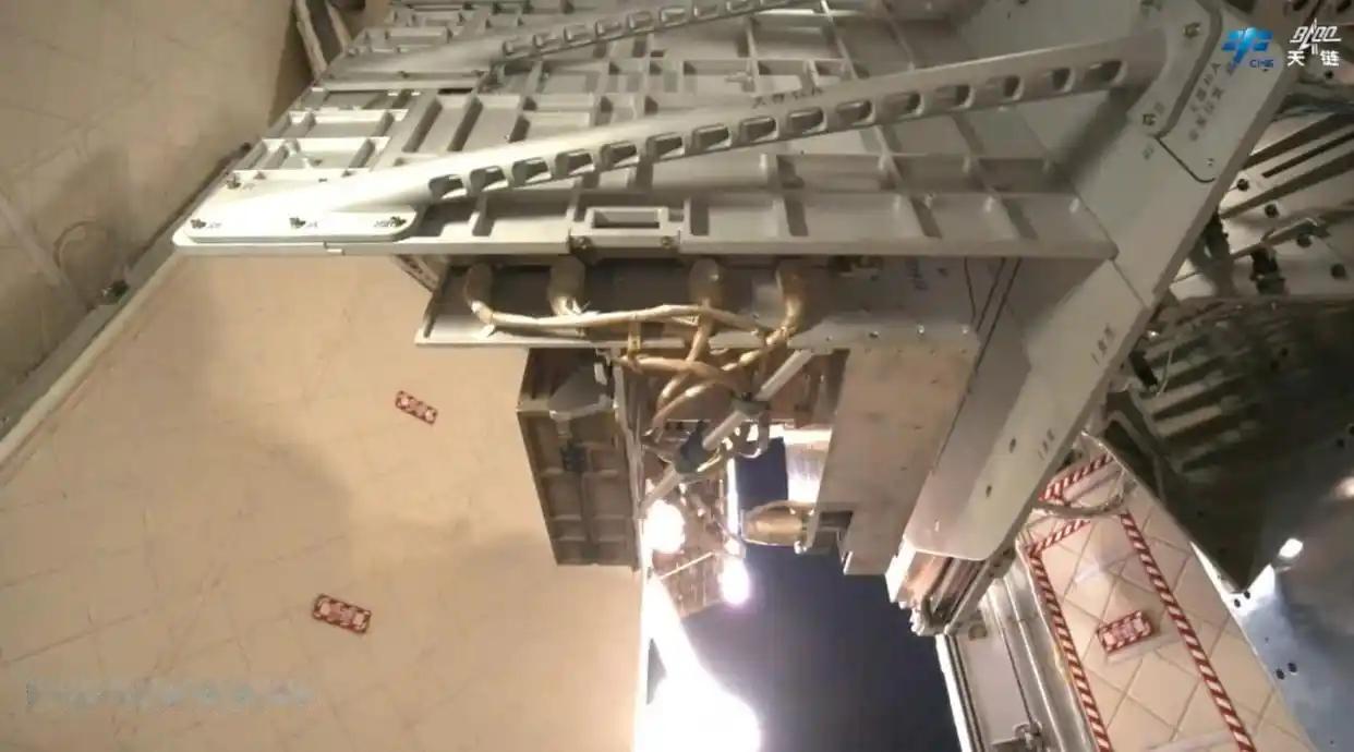 神舟二十三号乘组上周完成了空间站载荷进出舱工作：元器件与组件舱外通用试验装置出舱
