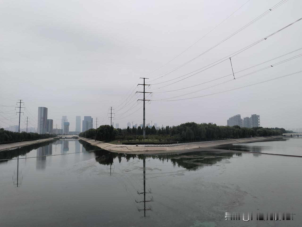 周一的闹钟忘记定了，一睁眼，七点二十多了，原本平静的清晨，瞬间被打乱。
 
牙也