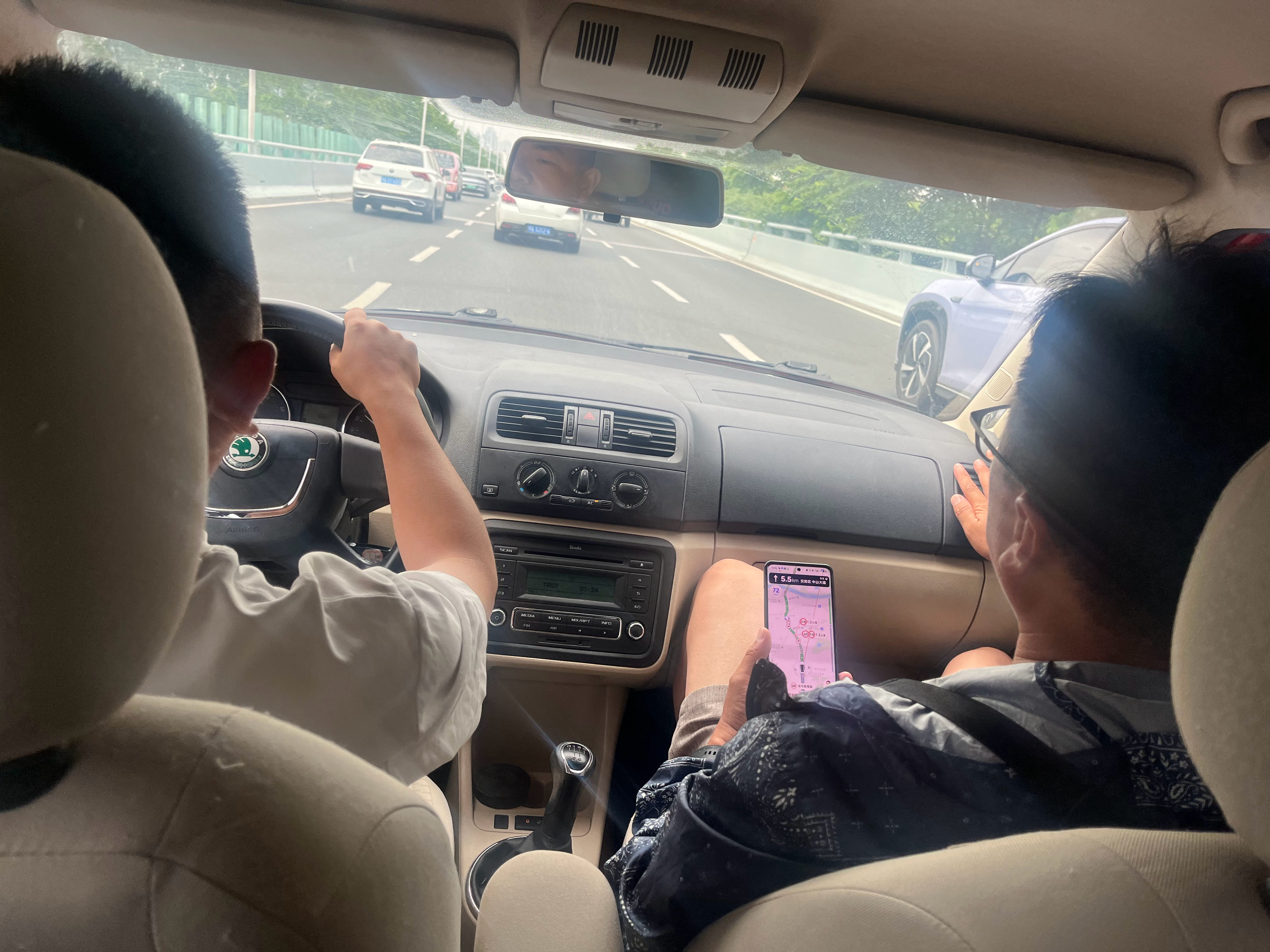 到武汉了，店里的兄弟开手动挡晶锐来接机。回家的感觉真好啊，今天炫点重口味的菜，这