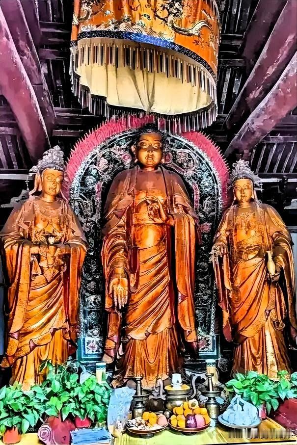 在洛阳白马寺的氤氲香火里，一眼便望见了这三尊金佛的庄严。它们静静伫立在这里，跨越