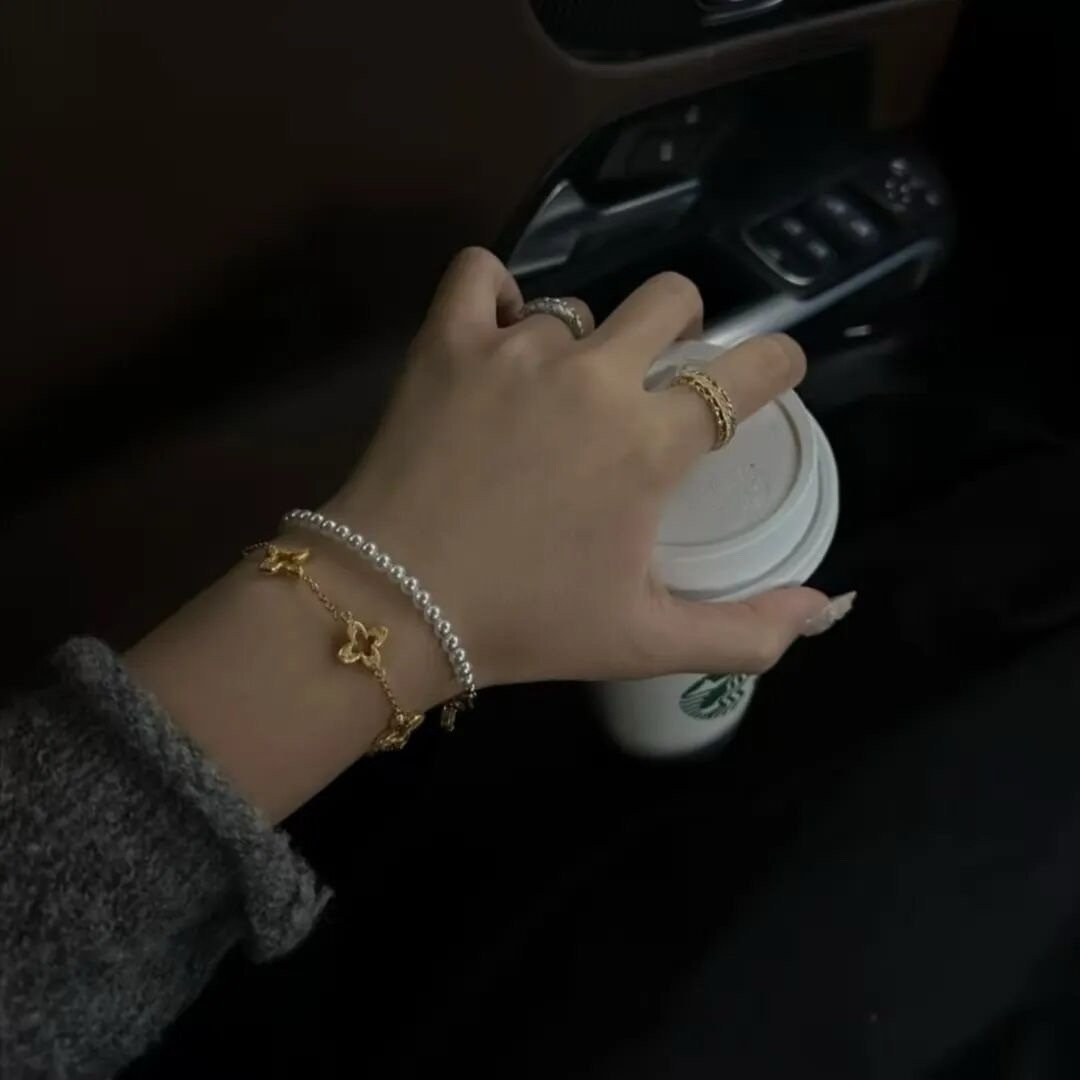 很微妙的隔阂 你感受不到 我也说不出口 你知道吗 离开你 其实是你替我做的决定 