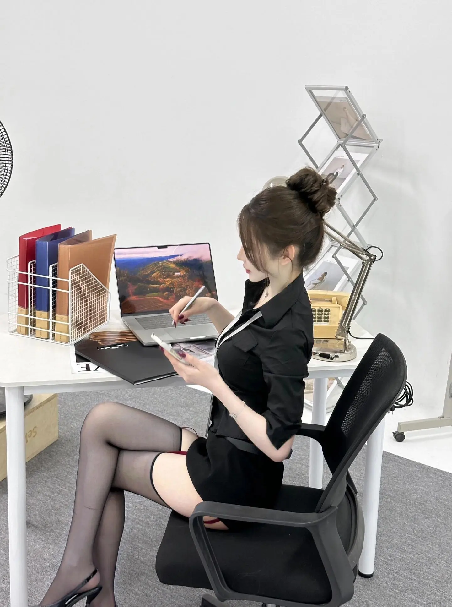 亲过又怎样，睡过又怎样，牵过手又怎样，带回家又怎样，只要他想，该散场还...