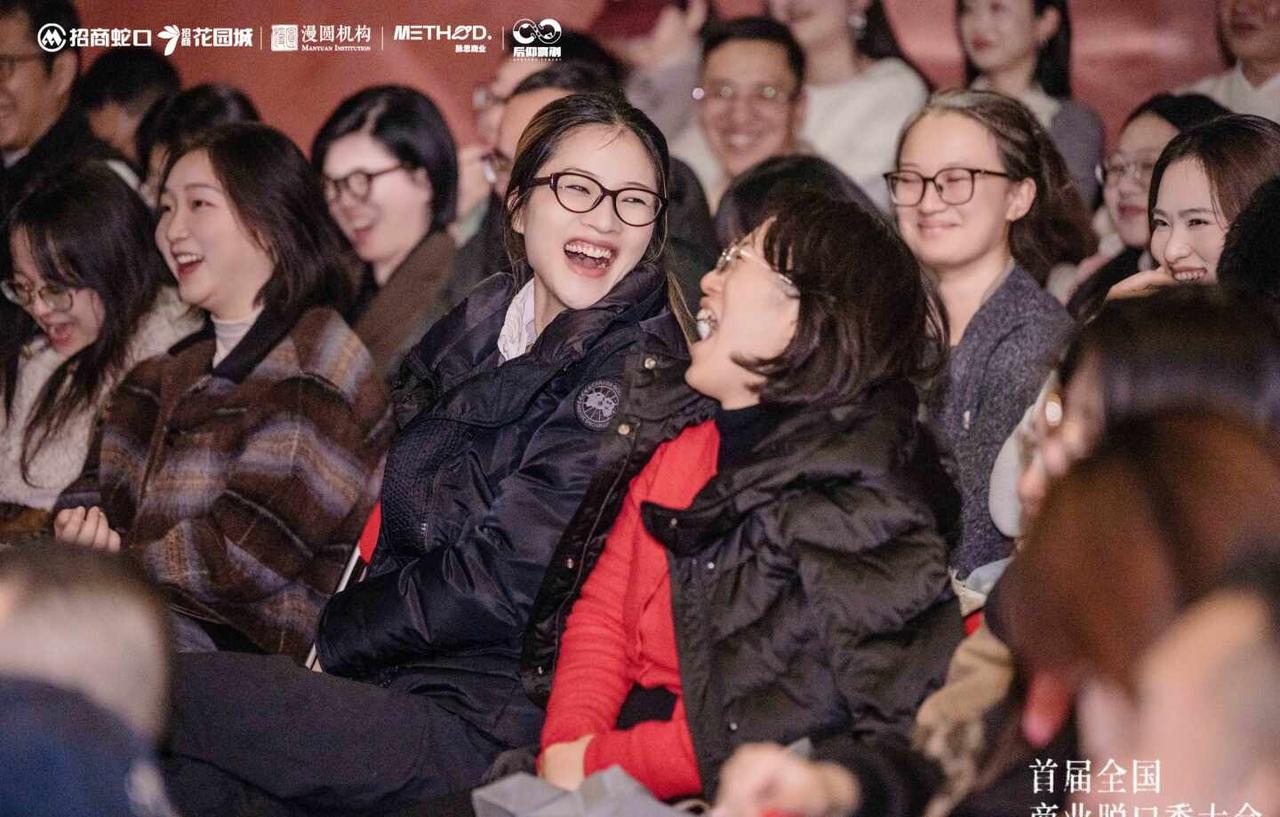 原来以脱口秀的方式讲商业可以这么有意思！
以前我以为脱口秀就是一群人在台上讲段子