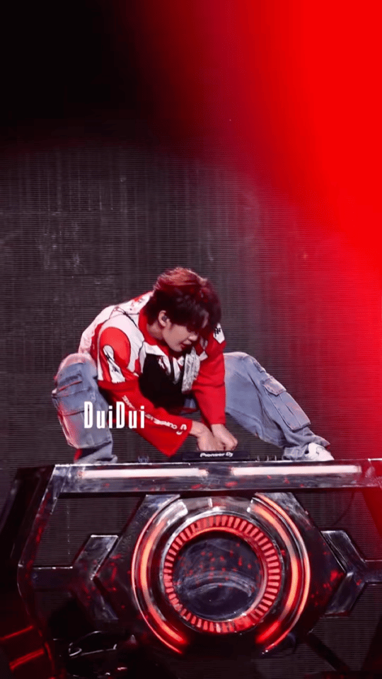 王赫野这次是真上桌了 这回真是被王赫野“野”到了！他从一个参与者，变成了整个派对