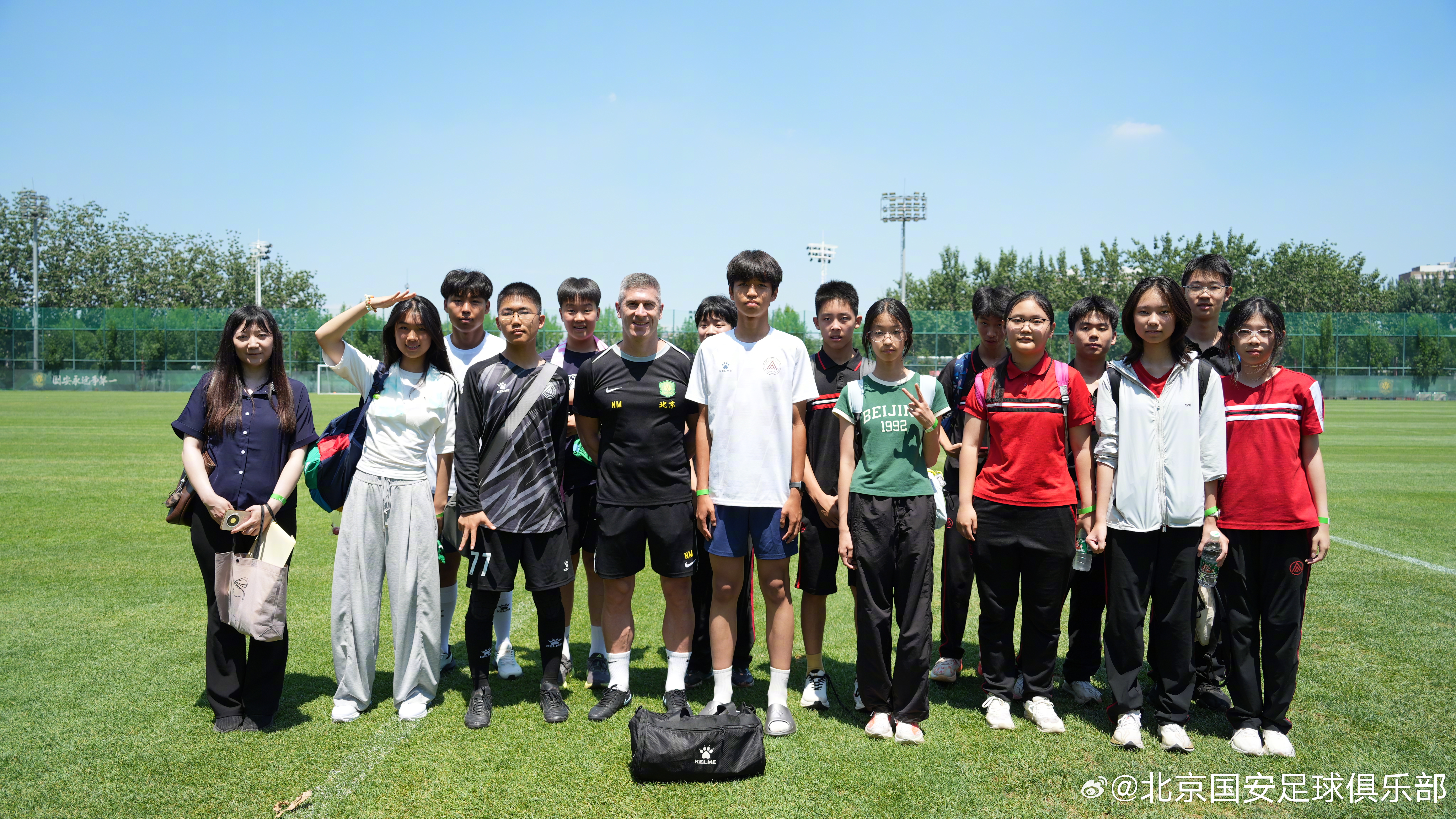 今天，北京国安训练基地迎来了来自北京师范大学附属实验中学的同学们。大家参观了俱乐