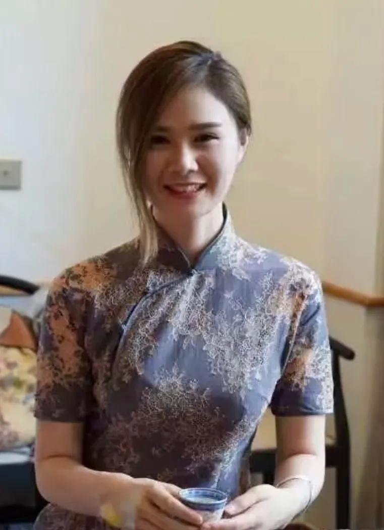 看了朱女士事件以后，
终于搞明白了，
生活中很多服装店、茶叶店明明没生意，但就是
