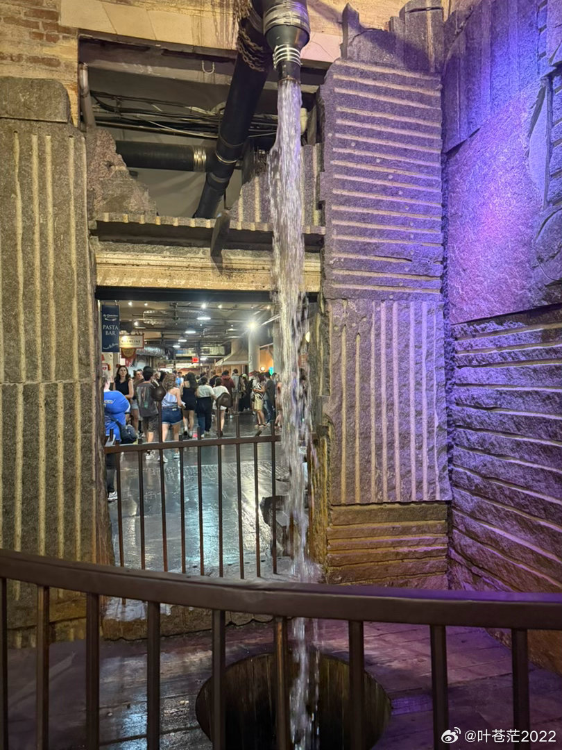 周一下午，Chelsea Market人山人海，所有店铺的电视都在播放世界杯，巴