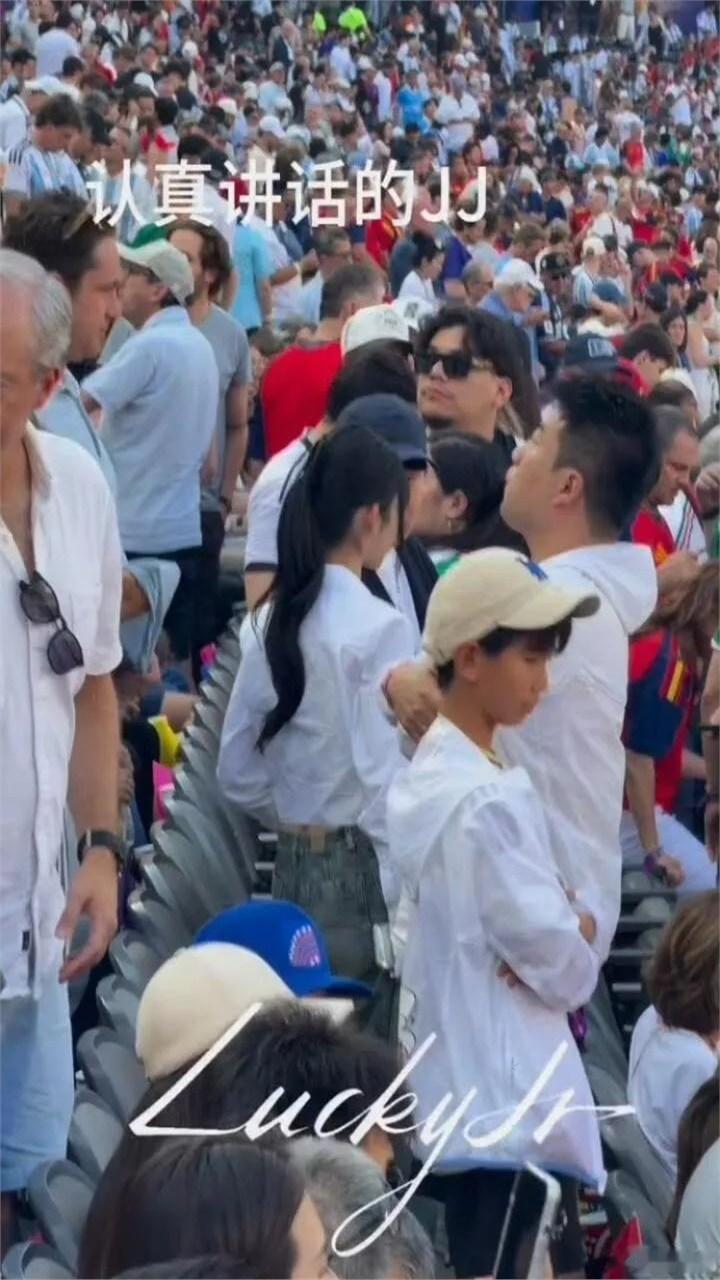 杨紫带父亲看世界杯决赛，七七挽着林俊杰胳膊，蕾哈娜也在看台上 