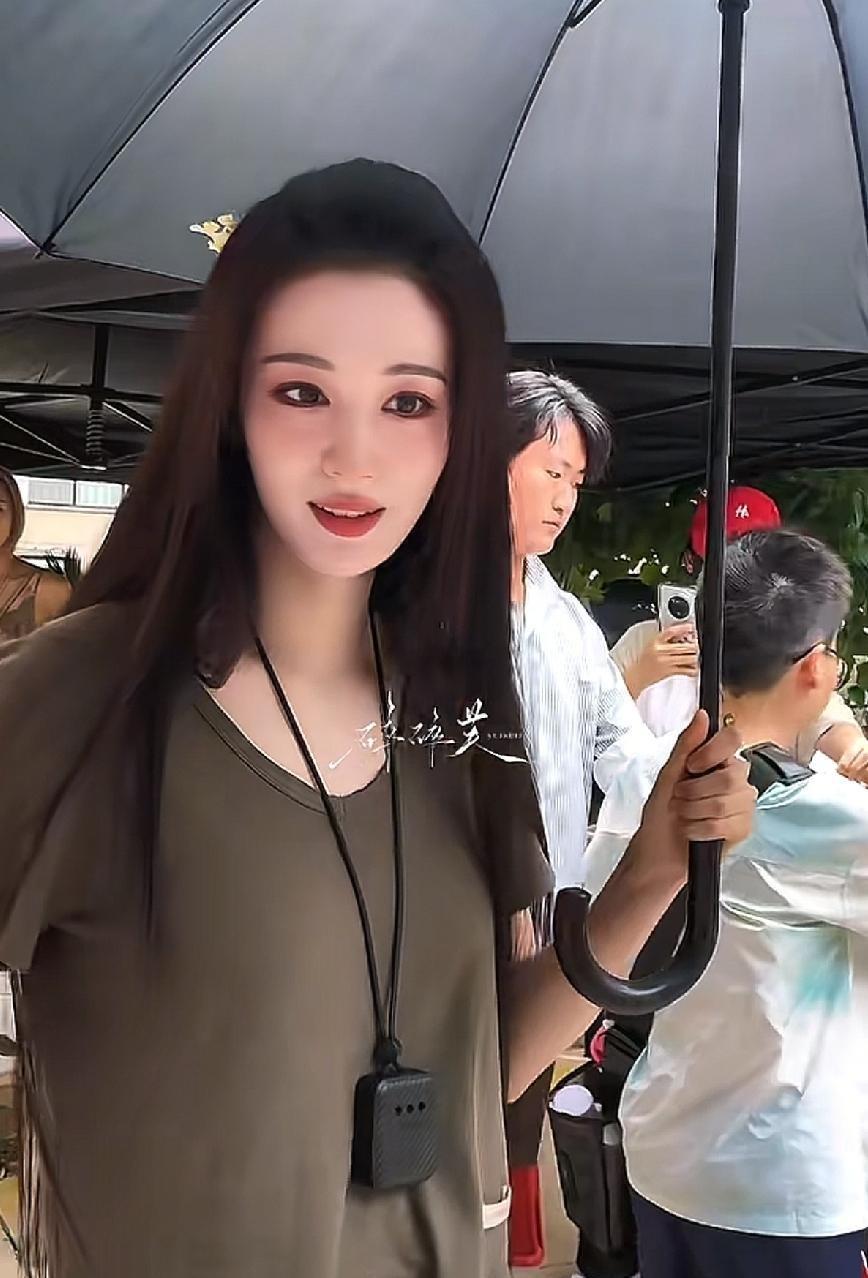 王楚然都没料到事情会闹这么大——自己平时随身佩戴的一个小玩意儿，竟然被网友拿着放