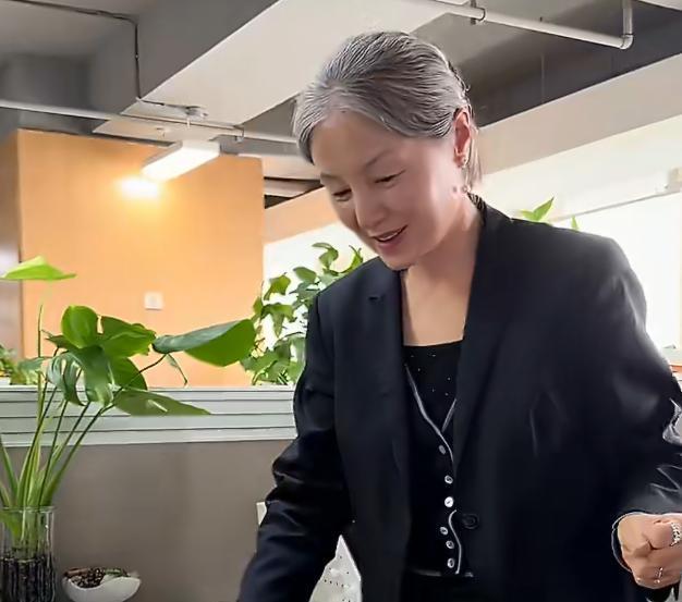 人一退休，面相都跟着变舒展了
 
真的太明显了！一位55岁的职场大姐，退休当天直