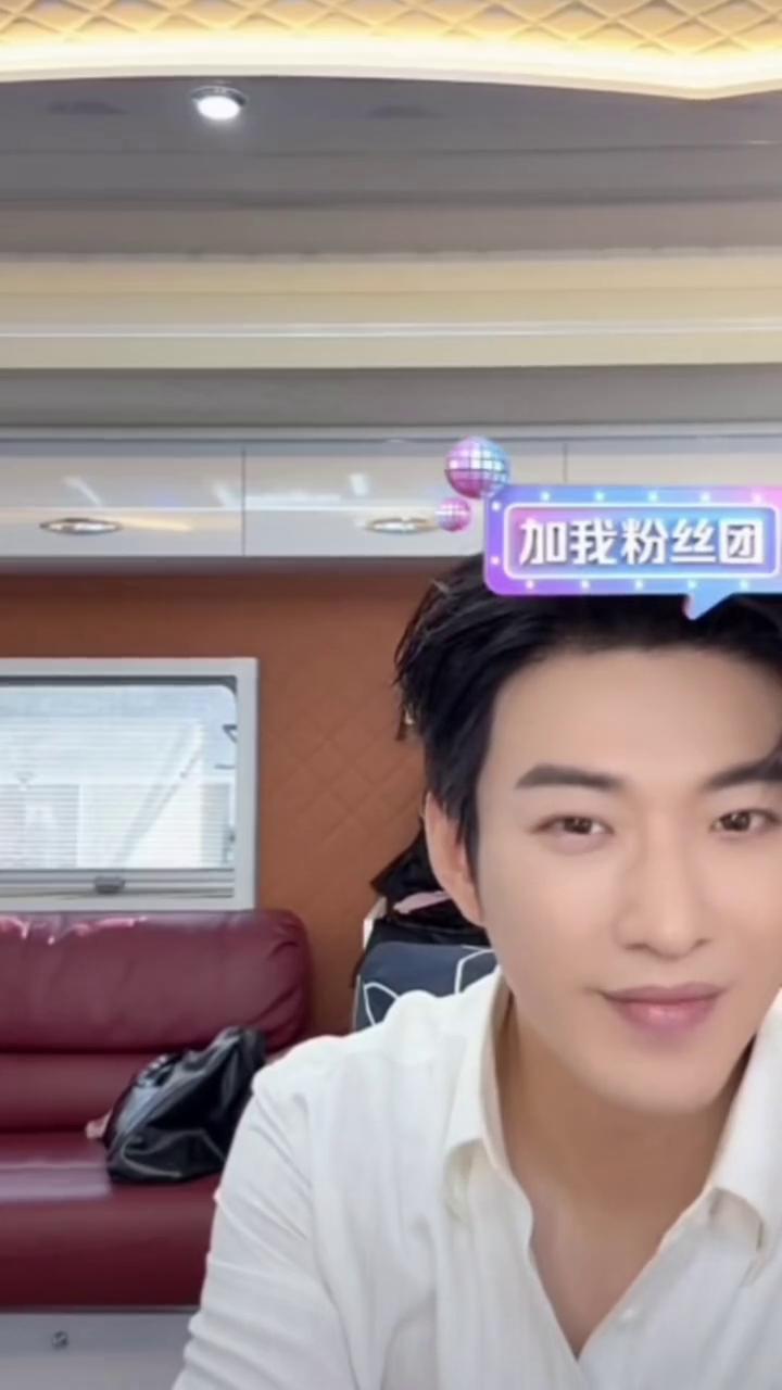 媳妇化妆什么感受？想亲一张，一张精致的小脸在你面前晃来晃去的。