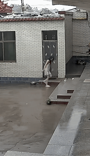 不仅仅是丫头身子骨结实，而且碗的质量强过了铁饭碗。
丫头滑摔的这一跤，真真切切，