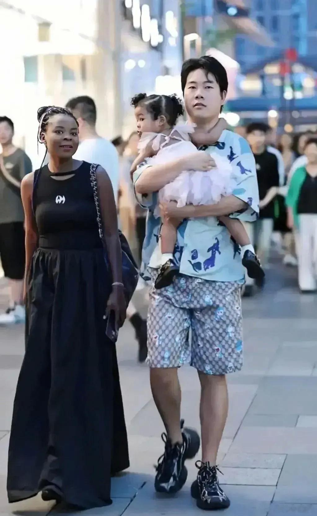 并不是说和黑人在一起我们都反对，你们双方应该都奔着抚养自己的后代去。 ​​​