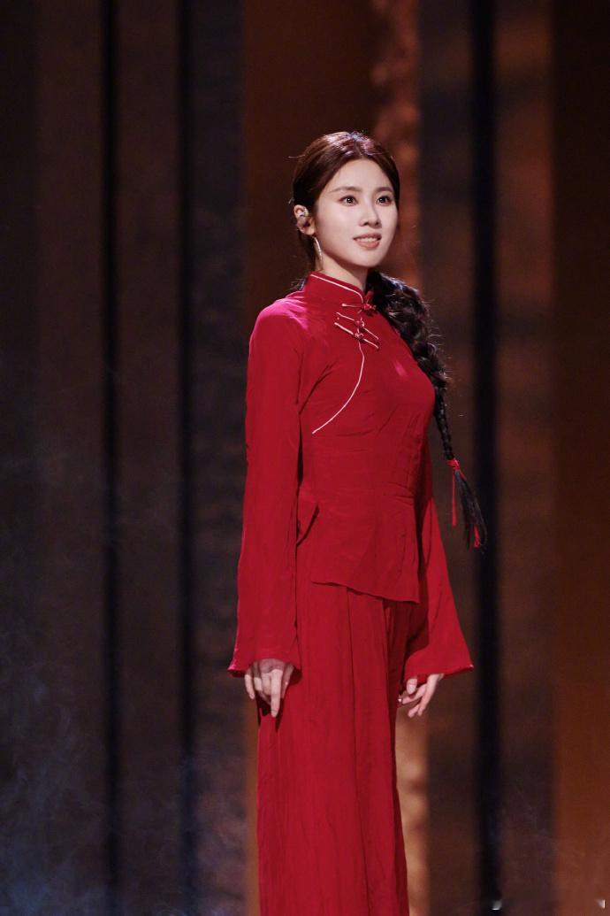 网传张慧雯面试花少不知道是不是真的，但真的很期待张慧雯加盟，安静温柔超适配，蹲官