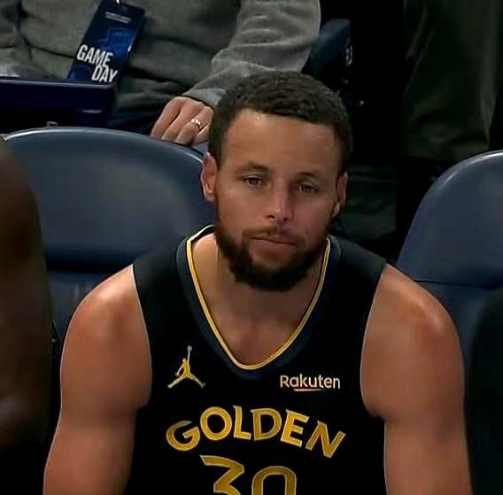 库里真是好球员啊！
今天，库里在防守以赛亚-乔三分投篮时不慎垫脚，被吹罚一级恶意