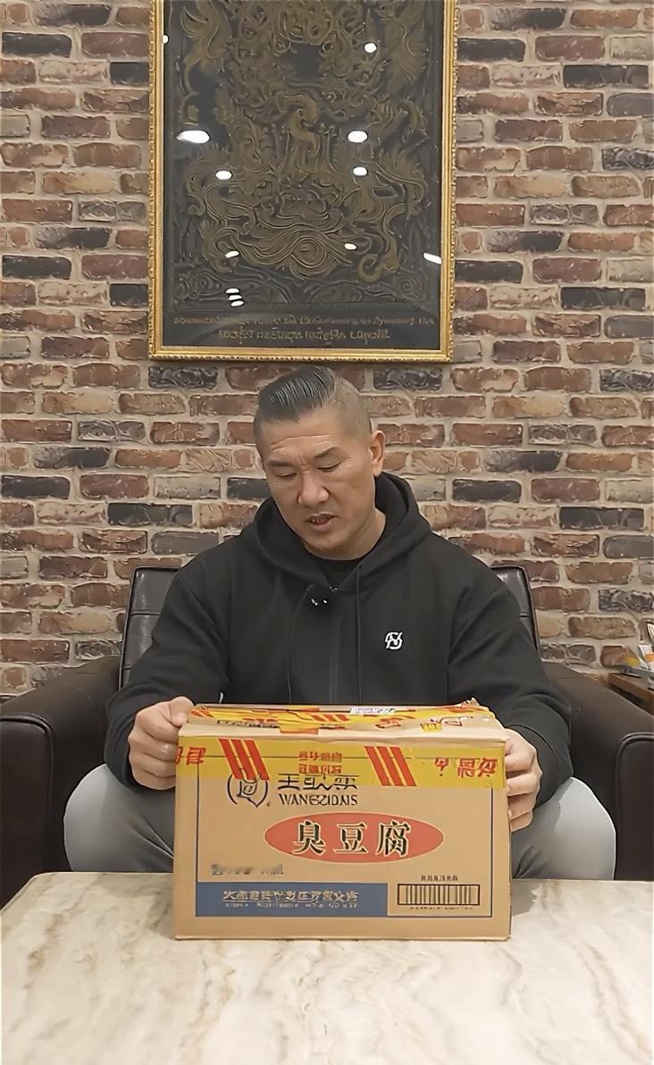 台北网红馆长陈之汉可是个敢说敢言的人。台湾省网红馆长 
在台湾光复纪念日他赴大陆