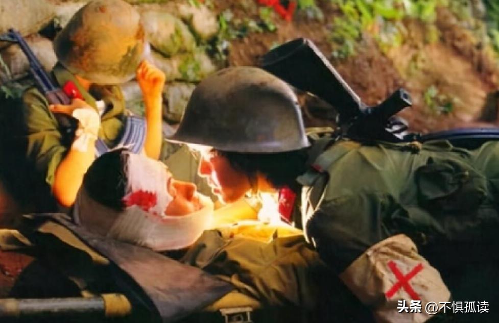 这是一张震撼人心的战地照片，名为《死吻》。1986年，18岁的战士赵维军在生命的