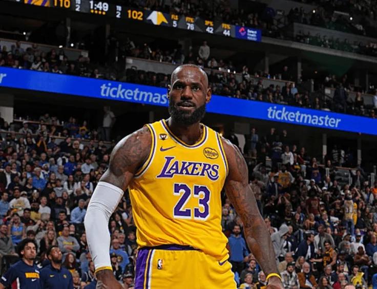 这个年纪的詹姆斯，愿意打好东契奇的辅助，愿意去做好防守，愿意去把那该死的简单分拿