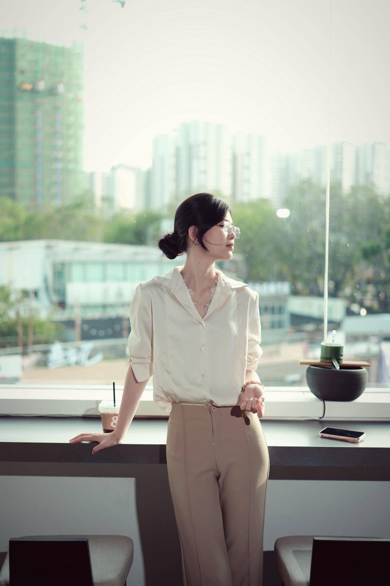 知性轻熟风 咖啡馆拍照 上班穿搭ootd穿搭 淡系ootd 极简穿搭白衬衫