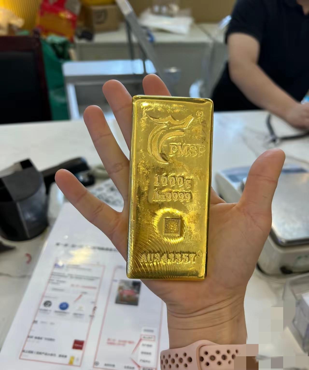 今天周一开盘，上周没及时出手黄金的朋友，估计心里都凉透了。

金价不是小跌，是一