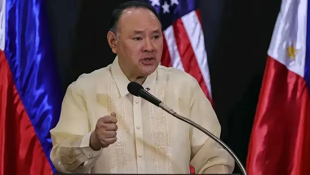 菲律宾防长在新加坡香会上公开反驳中国的“九段线”，甚至还指责中国在南海上行动愈发
