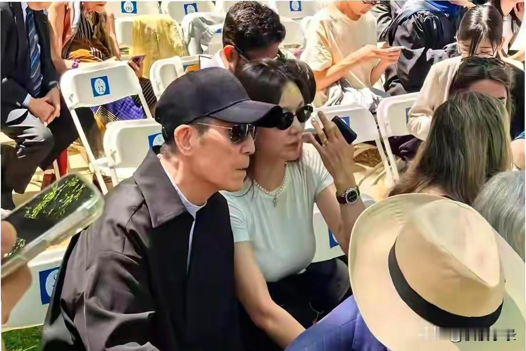 张艺谋夫妇，亮相耶鲁见证次子毕业典礼，陈婷温婉张艺谋神采奕奕！