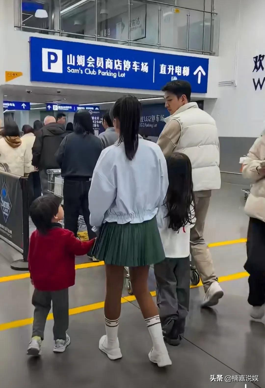 李嘉格带着两个孩子和男友，一起现身山姆超市。
离了婚后的李嘉格，瘦了也漂亮了。她