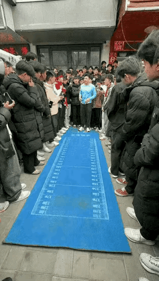 有些人就是带着天赋异禀来到人间的，他人再努力也难望其项 ​​​