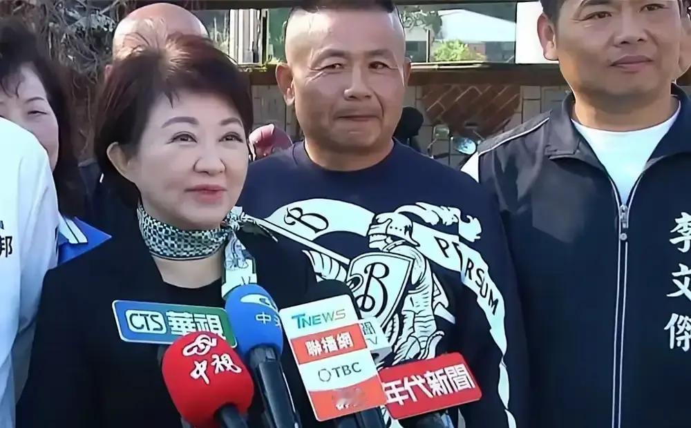 就在刚刚
 
据台媒报道，卢秀燕突然宣布了对“蓝白合”的支持。
 
两天前的节目