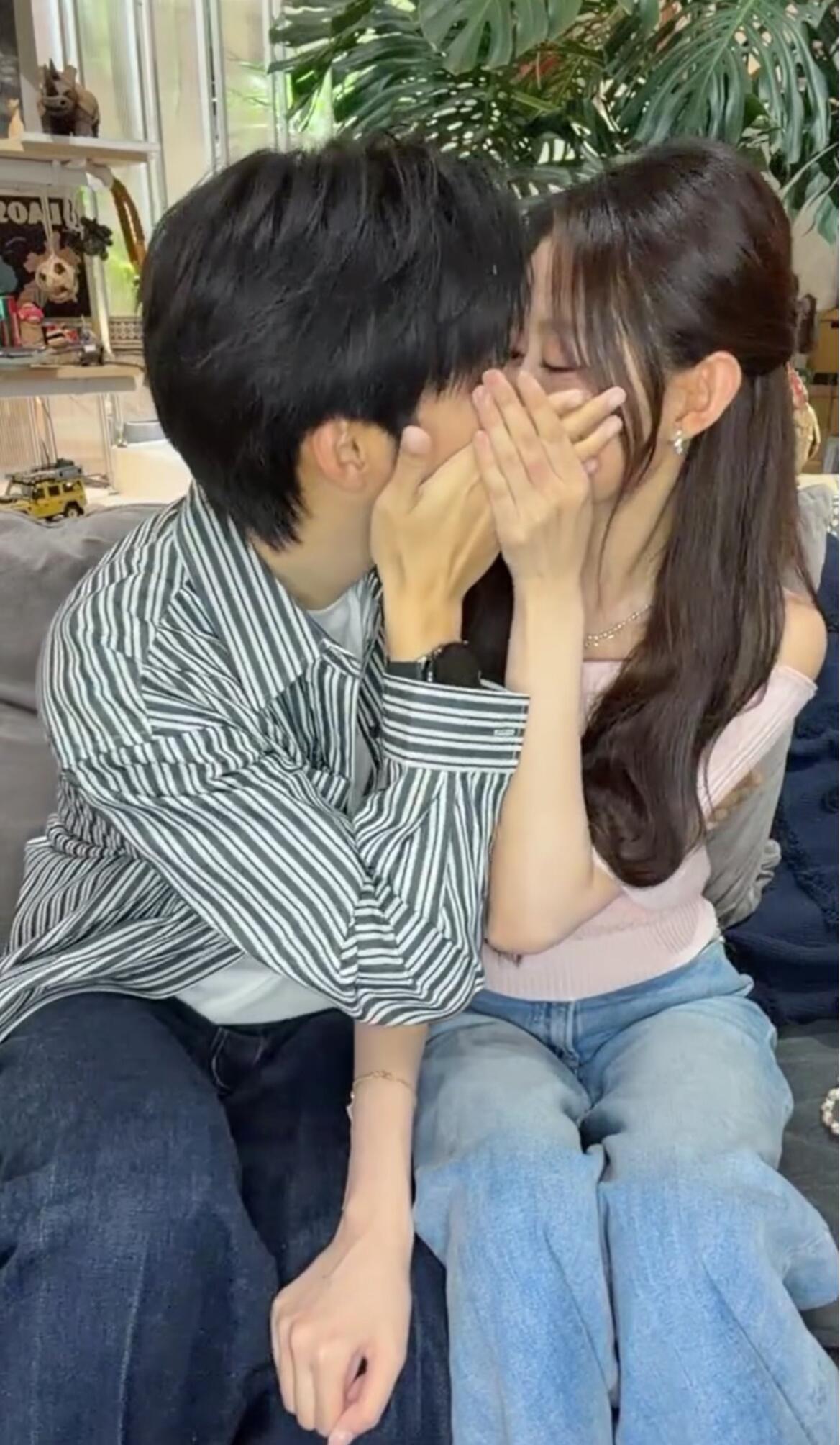 思译cp[超话] 最喜欢思译亲亲的一个点：译航都是让自己从下往上亲的🥵思译亲亲