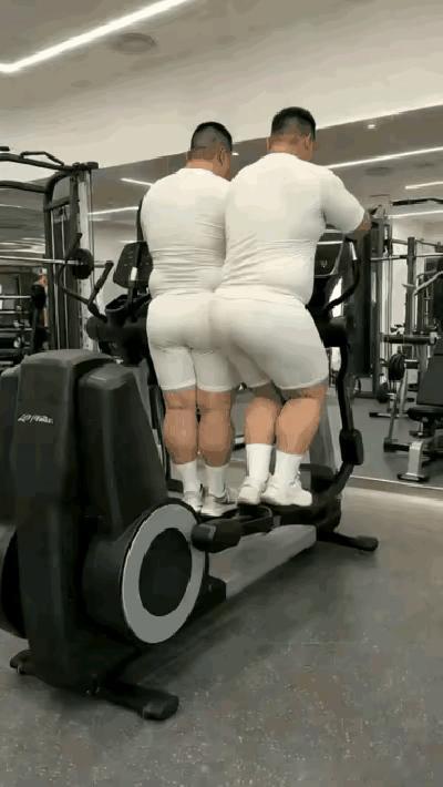 半夜头疼，起来一看，是头发扎太紧了，坠的疼。赶快松开。头不疼了。这时候发现心脏不