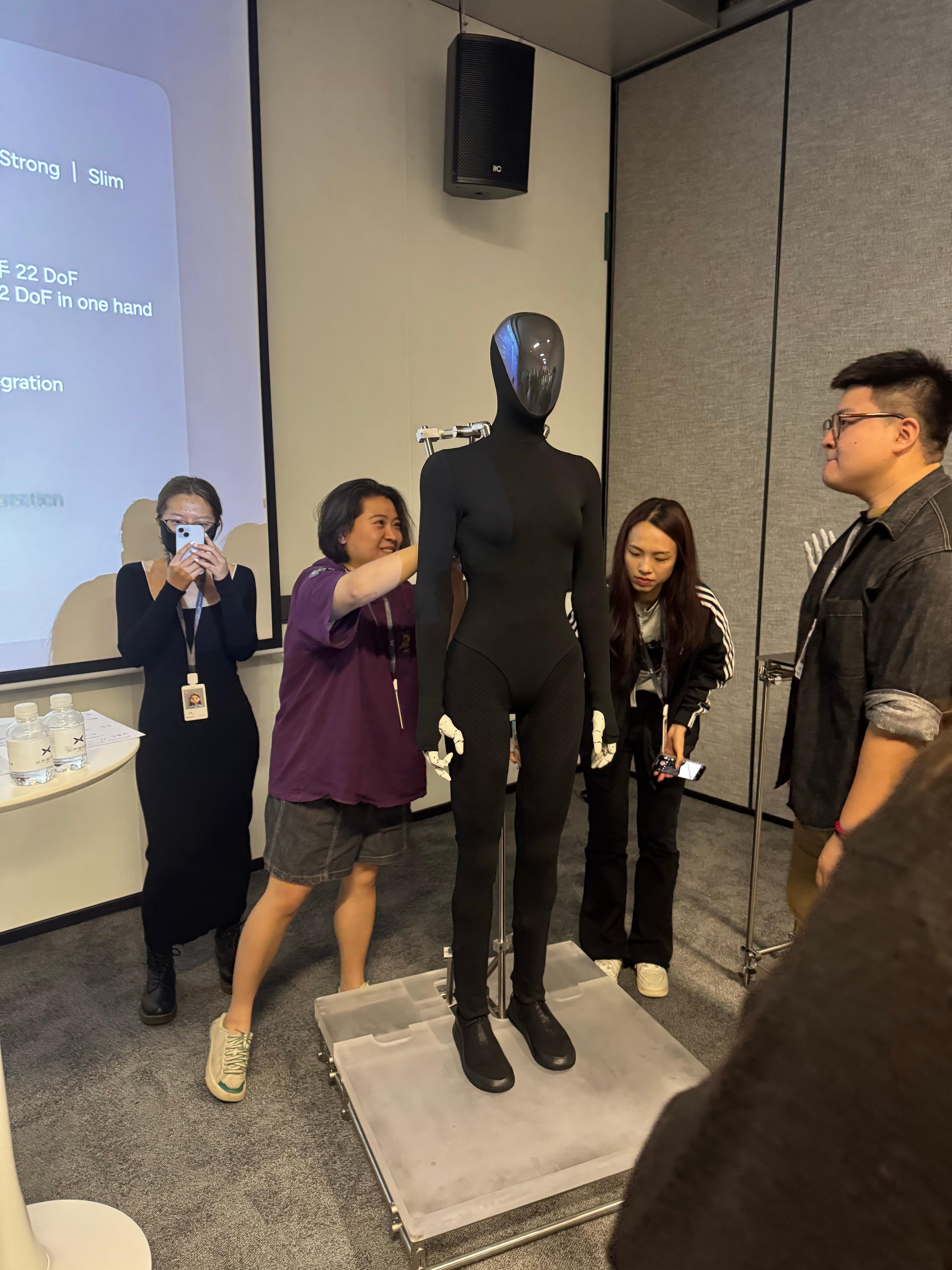 机器人的畅想有多少即将实现？小鹏机器人业务负责人说，昨天看有个网友在下面留言，机