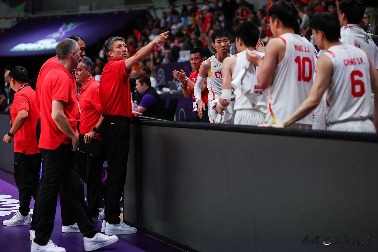中国男篮有点危险了
开局13:0新西兰
首节结束28:19领先
第二节新西兰21