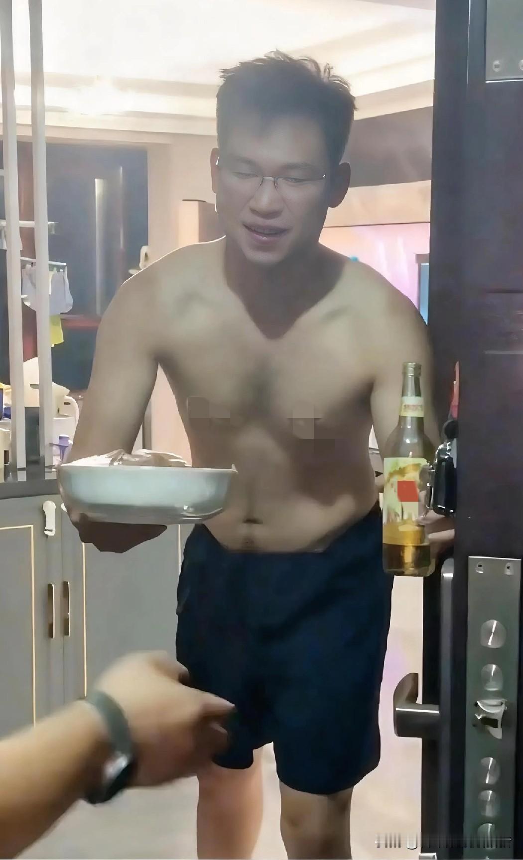一位妈妈拉开儿子家的门，还没见到儿子的面，里边就传了一声“来了，妈”，接着儿子一