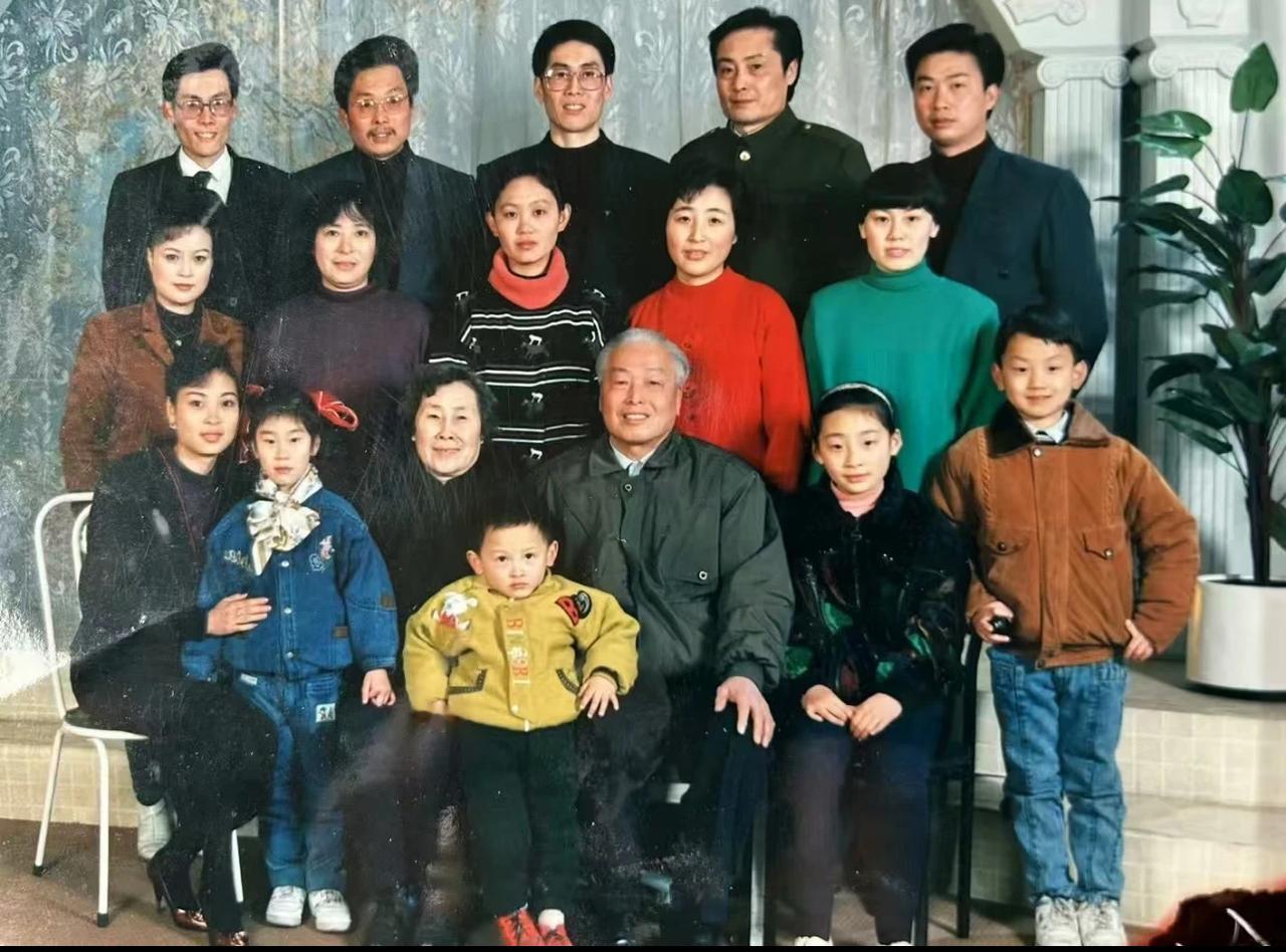 1991年，老宗家一大家子留下了这样一张全家福，乍一看一家人和和美美，十分温馨。