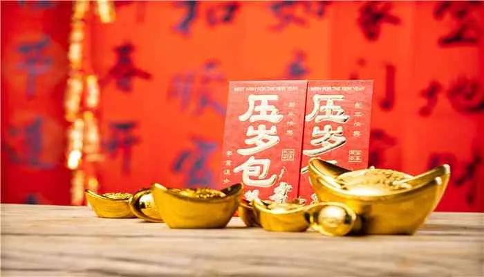 我儿子今年读二年级了，这几天总是听米小圈上学记，拿着电话手表放耳朵旁边听。

今