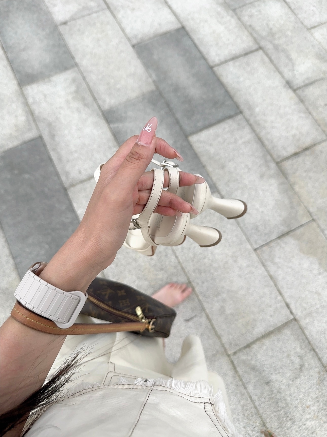 高跟鞋这玩意儿真是美丽刑具一天踩下来脚都要废了虽然拍照真的很好看 显得腿长一米八