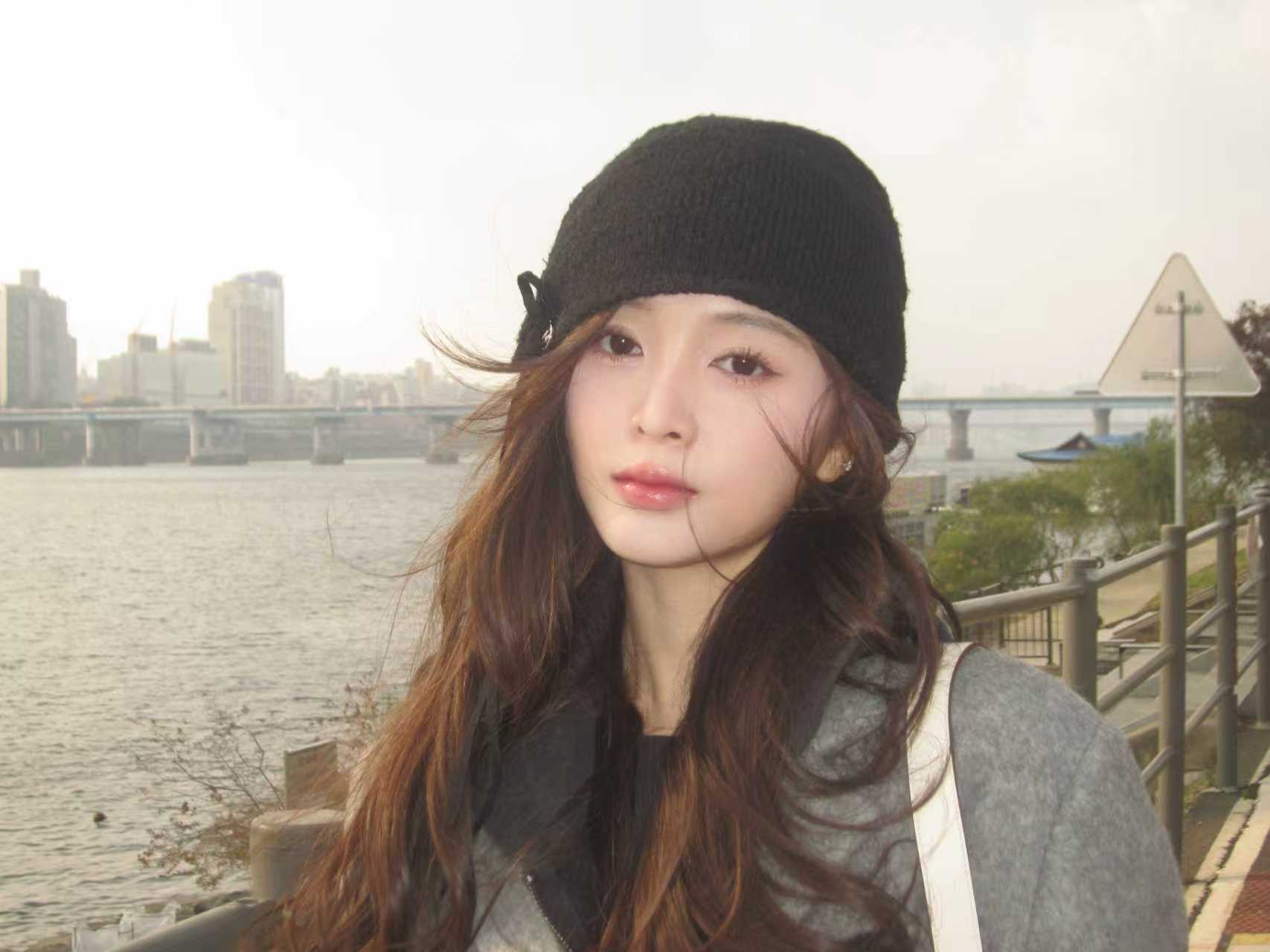 吴宣仪江边散步随拍来啦！针织帽配灰西装，一整个拿捏秋冬氛围感