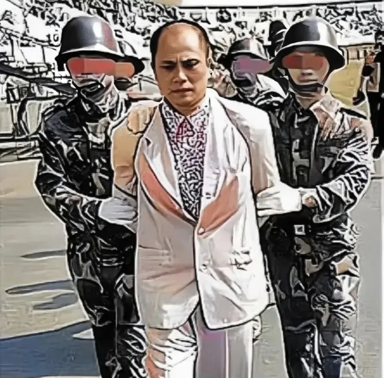 穿一身笔挺崭新浅色西装被法警押着，你以为是去参加什么重要场合？这是2000年泉州